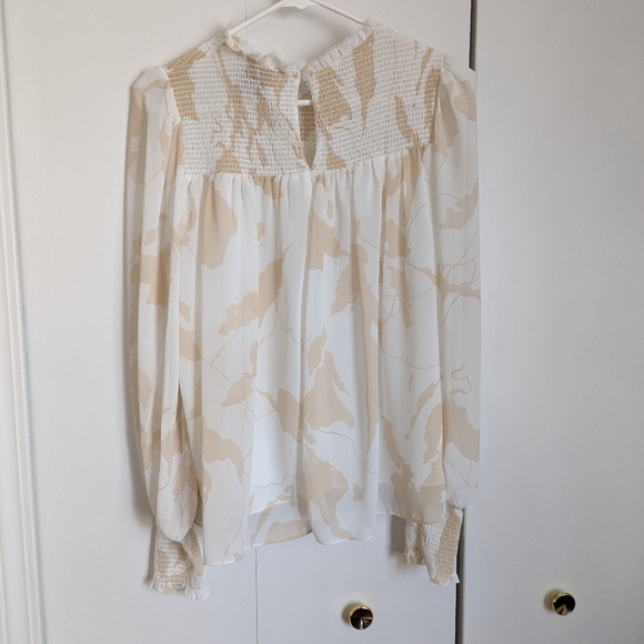 Elie Tahari White & Cream Chiffon Long Sleeve top, Size Medium - Picture 4 of 6